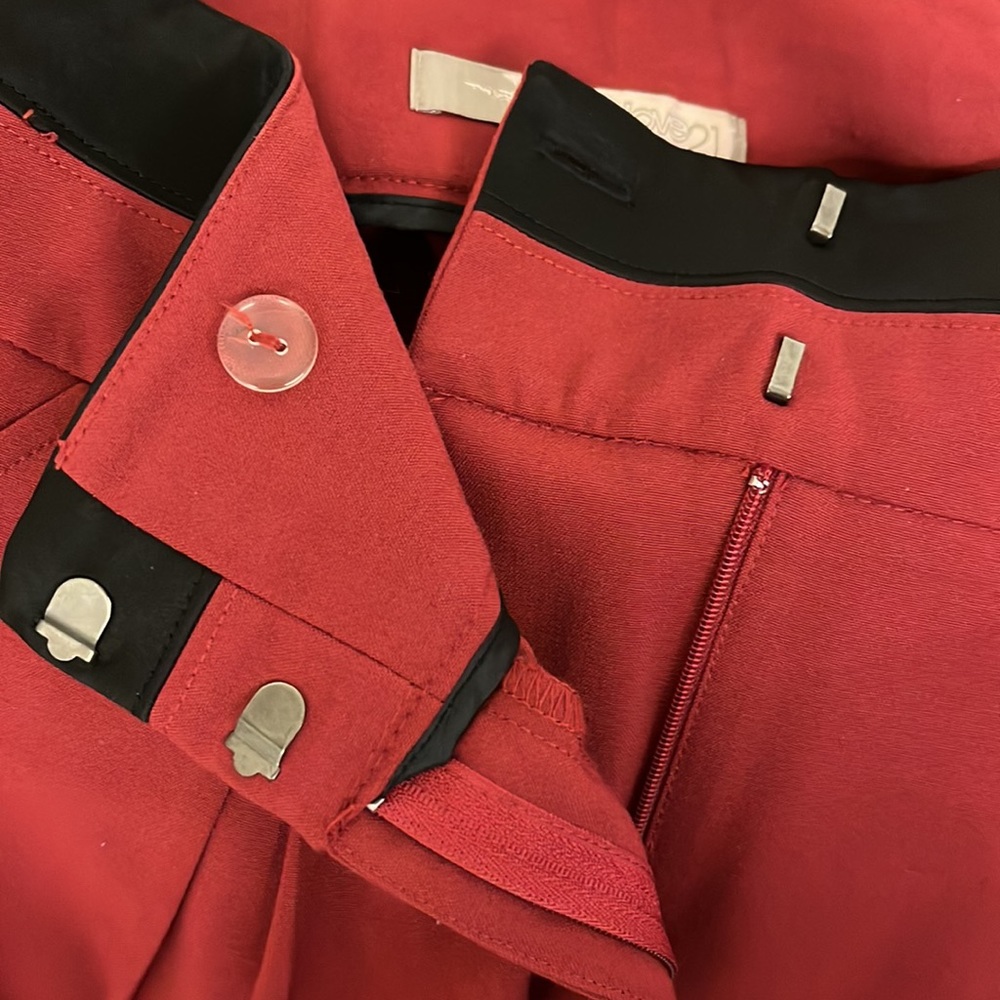 High waisted pleated shorts with faux leather accent - Picture 4 of 4